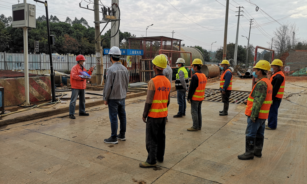 連云港盛虹煉化一體化項目部進一步筑牢復工安全防線，同時高效完成復工報批手續。2月20日，盛虹煉化項目全面復工。截至2月28日，鋼板樁施工完成2550米，土方開挖完成35000余方，管墩施工完成254個，管道防腐完成6000余米，管道焊接完成約7200余英寸。圖為連云港盛虹煉化一體化項目部召開安全會。