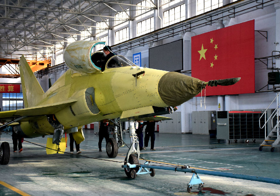 2月26日，在新冠肺炎疫情防控和企業復工復產“雙線戰役”組織穩步有序推進的工作中，航空工業貴飛今年首架批產海軍型“山鷹”飛機總裝下線順利交付試飛站。這是貴飛在疫情防控安全可靠的前提下有序組織、科學統籌、行動迅速，高效推進復工復產工作的重要標志。