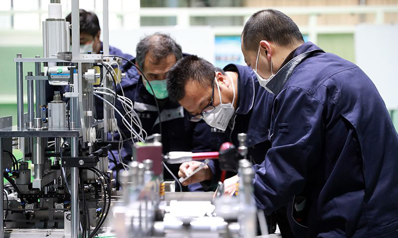 航空工業切實履行央企的責任擔當，招之能來，來之能戰，戰之能勝，為全面贏得疫情防控阻擊戰和經濟社會發展“雙勝利”積極貢獻航空力量。圖為口罩機裝配調試工作現場。