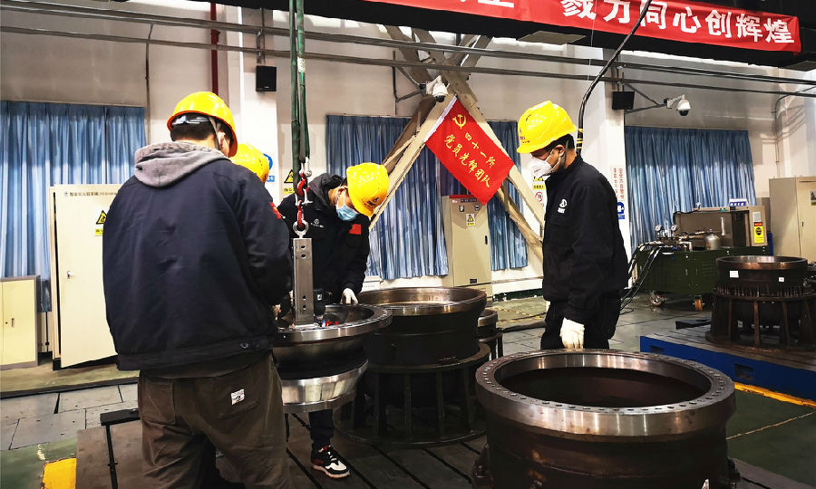 近日，航天科技四院各單位在嚴控和評估疫情影響基礎上，對任務進度恢復開展安全質量風險評估，提前落實安全質量生產管控應急措施，細化生產方案、強化過程監控，確保科研生產安排科學有序、保質保量、安全實施。圖為41所102室推力向量綜合試驗室合理安排試驗進度，在現有條件下高效完成復工后首發試驗任務。