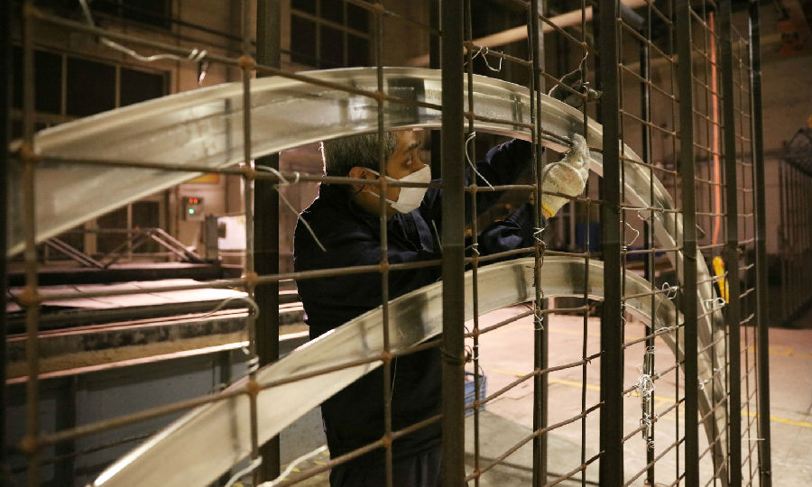 近日，為確保型號任務交付節點，航天科技一院211廠各單位按照彈性工作方案，統籌安排好各項工作。圖為該夜幕降臨，廠房內燈火通明，該廠鈑金車間員工在綁扎產品。