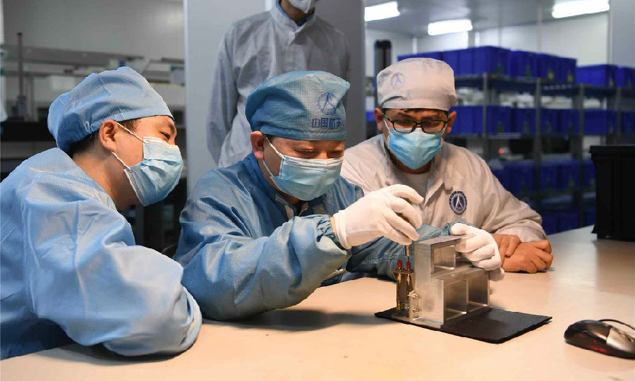 近日，航天科技所屬企業合理調配資源，確保科研生產。目前，航天科技五院西安分院承擔研制的小型化大功率雙工器經過18天的調試，成功轉入環境試驗階段。該雙工器是微波無源產品更新換代的代表作，其體積相比傳統腔體方案減少99%，重量相比傳統腔體方案減少98%，功率耐受提升一倍以上，技術難度較大。在新冠肺炎疫情期間，設計和調試人員堅持攻關，最終取得可喜進展。圖為設計師與調試人員正在進行調試技術討論。（郭立平 攝）