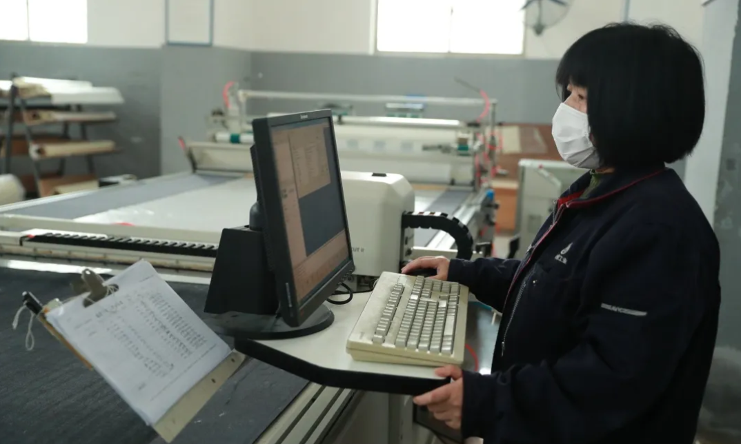 航空工業特飛所打造“立體式”“多維度”的防疫框架體系，按照“異地滯留盡快返程、居家隔離網絡辦公、所區范圍復工復產”的方案，分區域、分批次啟動“沖鋒式”復工復產，咬住全年目標不放松，高效有序推進科研生產。