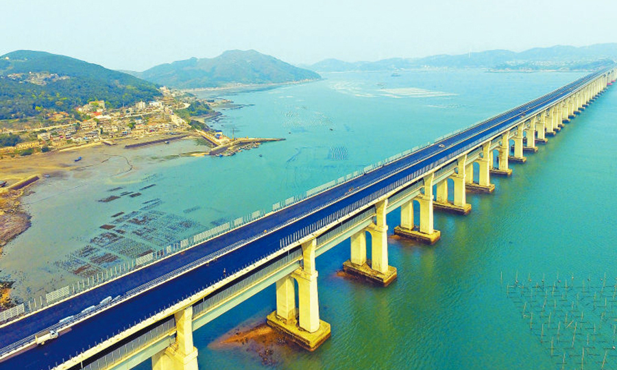 近日，隨著最后一車瀝青混合料攤鋪結束，中國鐵建大橋局四公司參建的福平鐵路平潭海峽公鐵兩用跨海大橋公路橋面瀝青攤鋪全部完成。平潭海峽公鐵兩用跨海大橋是國內第一座跨海峽公鐵兩用大橋，全長16.34公里，下層為時速200公里的雙線I級鐵路，上層為時速100公里的雙向6車道高速公路，預計今年年內通車。圖為公路橋面攤鋪完成的平潭海峽公鐵兩用跨海大橋（大練段）。（林平 攝）