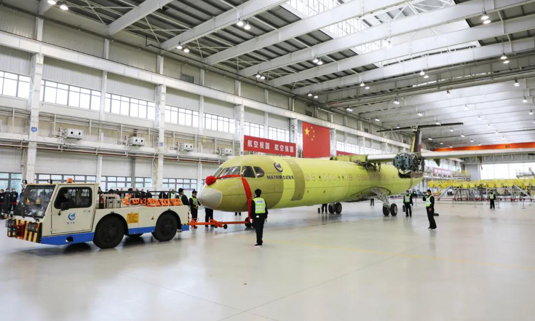 “新舟”700飛機是一款具備國際先進水平的渦槳支線飛機，是國家“兩干兩支”戰略的組成部分。自項目立項以來，航空工業成立了行政總指揮系統，所屬30余家參研單位在集團公司全面部署下，同心協力，克服了一系列的設計、制造和管理難題，在技術狀態確定、部件制造交付、機載設備研制交付、全機靜力試驗準備工作等重難點工作上取得了明顯進展。