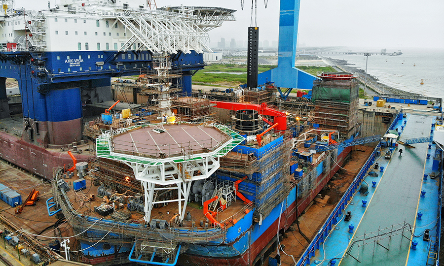 為克服疫情期間人員返崗難的問題，中國鐵建港航局船舶公司根據崗位和工期的緩急程度，制定“分地區、分批次、分緩急”的人員返船策略，及時調劑補充人員，確保復工員工優先配置到位。圖為直升機平臺安裝。