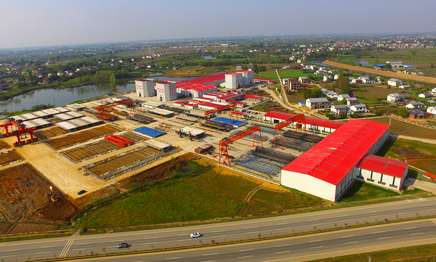 鋼筋尺寸在客戶終端輸入后，加工廠內鋼筋機器人按參數焊接，成型的鋼架通過自動運輸車送到制梁作業臺，繁忙的制梁生產線上卻鮮有作業人員……依托信息化管理系統和機械化大設備，地處湖南省常德市漢壽縣境內的中國鐵建所屬中鐵十二局常益長高鐵項目漢壽制梁場不到1個月就完成了首片箱梁生產、首次箱梁靜載試驗、首次箱梁質量線上視頻檢驗，成為全線復工最早、進度最快、生產效率最高的單位。圖為常益長高鐵項目漢壽制梁場。（程蕾 攝）