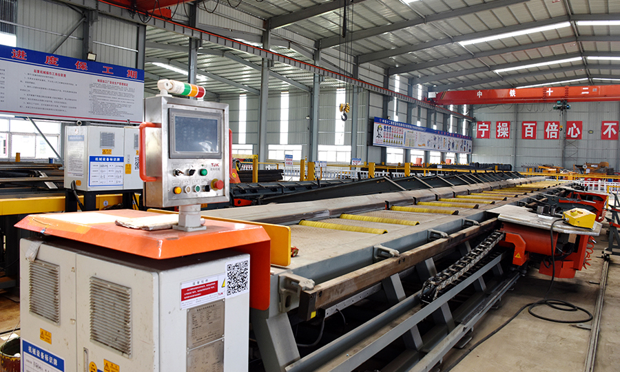 依托智能化管理系統，占地160余畝的漢壽制梁場實現了自動化加工生產，大型機械設備僅需5人操作，這種精干高效的隊伍模式在復工復產中展現出巨大優勢。圖為漢壽制梁場應用了國家級科技成果重點推廣計劃項目——智能鋼筋自動剪切機器人，只要在電子終端輸入加工參數，即可實現鋼構件自動精確加工生產。（程蕾 攝）