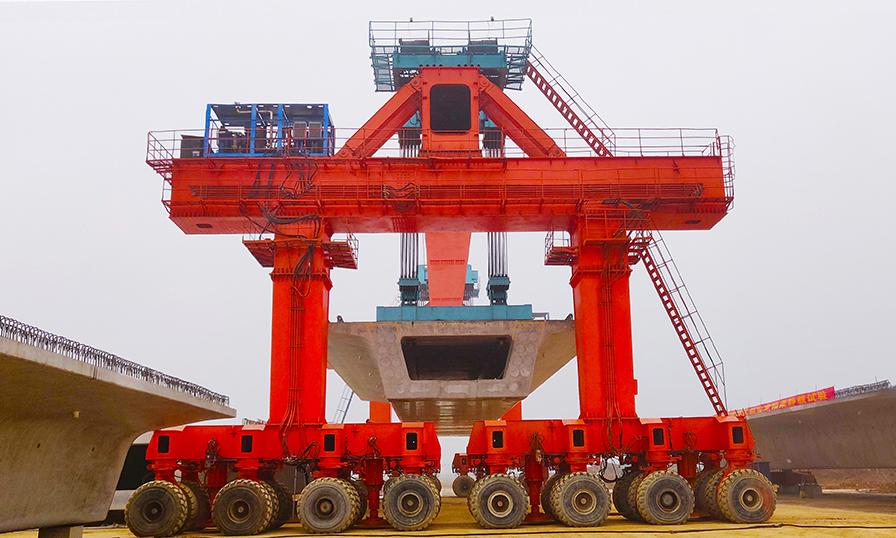 目前，漢壽制梁場已全面實現復工復產，未來將完成785孔箱梁預制任務。圖為漢壽制梁場全面配置了900噸級大型提梁機、運輸機和自動化噴淋養護設備，實現了箱梁全機械化轉運、保養維護。（靳林柱 攝）