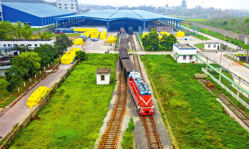 春暖花開，沖破疫情圍阻的湖北，迎來一年最美的景色。位于湖北省西北隅的中國海油所屬的中海石油化學股份有限公司大峪口公司二期成品站臺上一片繁忙，數十名裝卸工人在站臺上穿梭，將一袋袋化肥整齊地碼進車廂。圖為一列滿載春耕用肥的火車緩緩駛出儲運站臺，這些化肥將進入田間地頭。