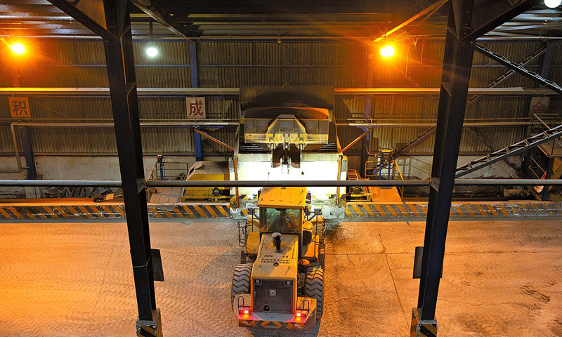 圖為成品散裝庫的裝載機晝夜作業，為包裝工序“喂”料。