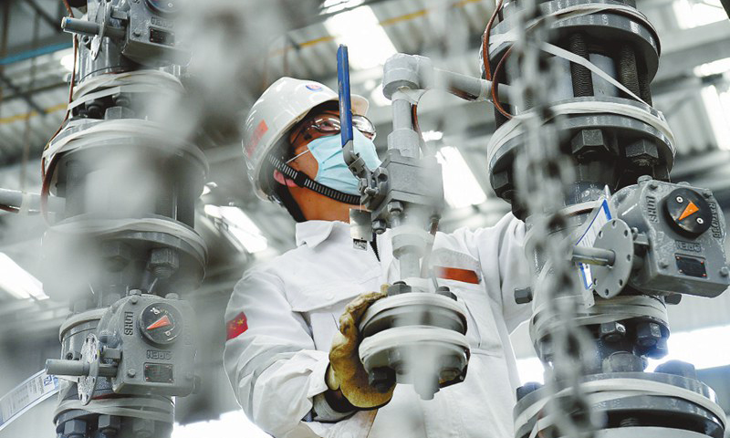 在三個車間，這樣的故事幾乎每天都在上演，不僅保障了工程進度和質量，也減少了大量的分包費用。“一周前交付的那批設備中，有2臺就是我們將已分包的協商后拿回來自己干的，至少節省分包費30萬元。”對于水下產品車間經理仲繼彬來說，每天“雙腳離地”地忙碌，在低油價大考面前是遠遠不夠的。“好鋼必須使在刀刃上！”把挑戰當成企業轉型機遇，鼓勵黨員突擊隊在技改技革上下功夫，沒有條件創造條件，推動實現自動化、智能化生產，是該車間的“聰明招”。圖為蓬勃作業公司的井口管匯施工現場，一名負責人正在進行設備保溫前的檢查，以保證質量。