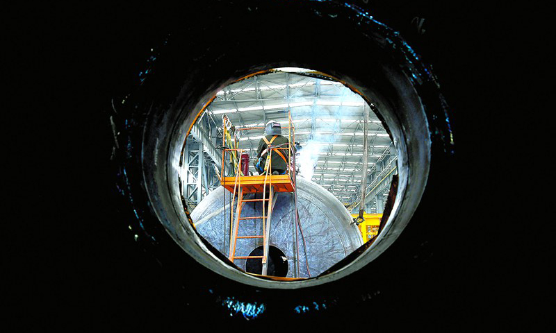 圖為4月15日，天津臨港，陵水17-2、流花16-2等建造項目車間內人影寥寥。壓力容器車間經理劉家員說，“目前，我們正以減少耗材等為提質增效突破口，通過材料利庫、優化施工方案、技改技革等有效手段，為公司平穩‘度冬’，進一步打好‘鐵算盤’、算好‘經濟賬’。