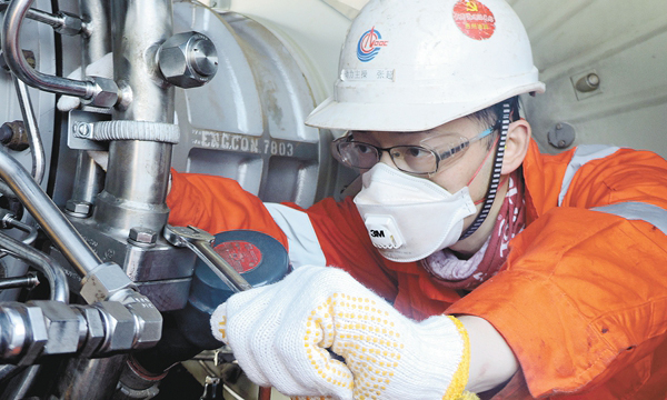 經過14天的拆除和安裝工作后，惠州32-2平臺二號透平發電機組于4月27日成功啟動，增加了油田電網的可用容量，為后續鉆修井作業提供了保障。