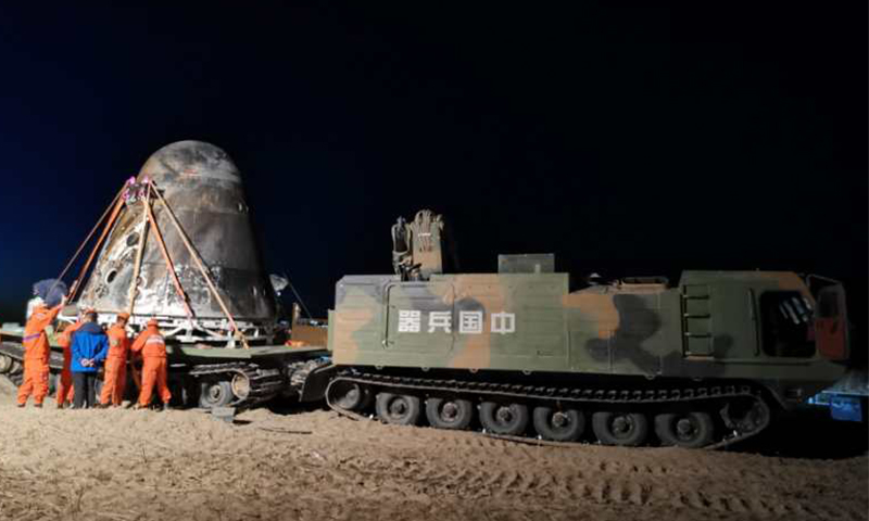 每次演練行駛都超過75公里，在戈壁、沙漠、梭梭林等松軟復雜路況上吊運多種模擬飛船，經過數次模擬演練駕駛員突破了自我，與車輛達到“人車合一”，使“蟒式”在戈壁上猶如一只“飛龍”，騰云駕霧穿梭其中，黑夜里依靠自身定位系統，辨識方向，也能像白天一樣自由穿行。