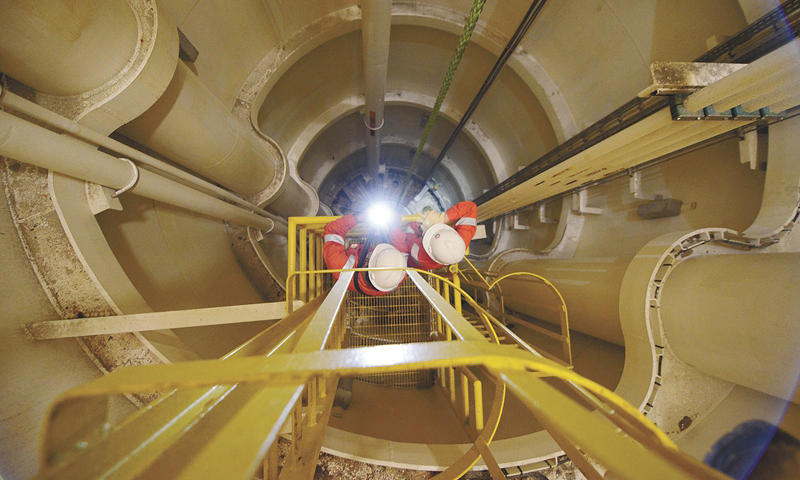 這是中國海油首次把一艘油輪改造為浮式儲油輪，用于自營油田。工程既簡單而又不簡單。不同于海上油田常見的FPSO（浮式生產儲卸油裝置），“海洋石油121”上沒有油氣水生產處理裝置，主要發揮原油儲存和外輸功能。相比新建一艘浮式儲油輪，改造費用不到三分之一，工期也能縮短一半。圖為陸豐油田兩名員工深入單點系泊系統內轉塔巡檢。