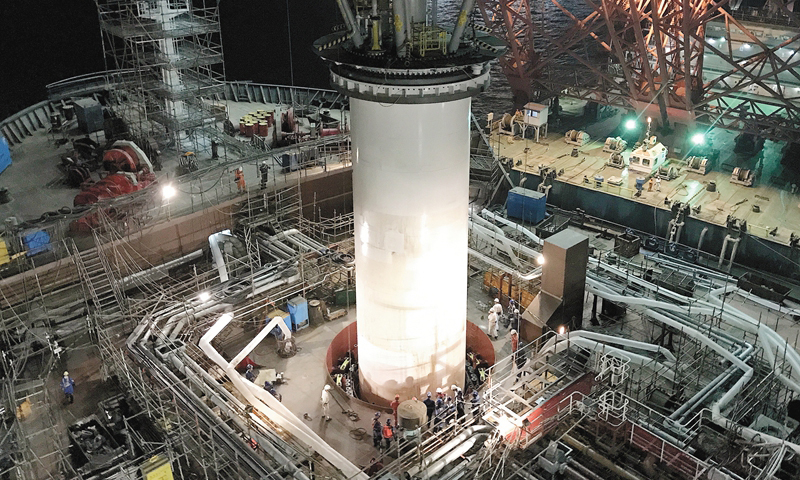 “海洋石油121”具有自航能力，臺風來臨前可迅速解脫單點系泊系統，自航避臺。陸豐油田作業區副總經理楊天笑介紹說：“這同樣是基于降本增效的考慮，相比同海域原地抵御臺風的‘海洋石油115’‘海洋石油118’等FPSO，可大幅降低單點系泊系統的投資額。”圖為1月11日，“海洋石油121”新建單點系泊系統內轉塔坐落船體月池。