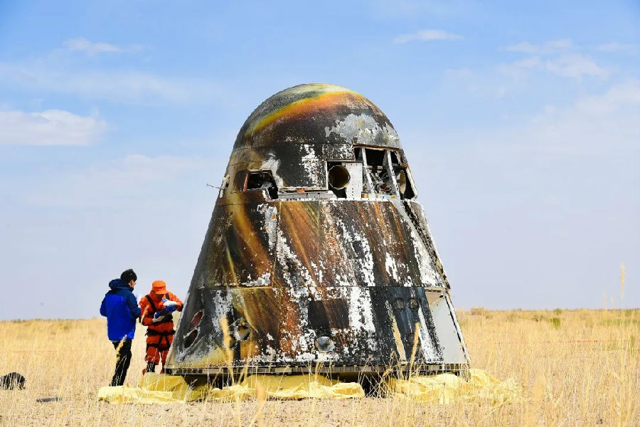 5月5日，長征五號B運載火箭將新一代載人飛船試驗船等載荷送入預定軌道，拉開了我國載人航天工程“第三步”任務序幕。5月8日，返回艙成功著陸回收，新飛船試驗船飛行試驗取得圓滿成功。下面跟隨長征五號B運載火箭成功發射試驗船以及試驗船返回艙成功著陸回收的精彩瞬間，一起回顧這場開拓新“天路”的震撼旅程。圖額日新一代載人飛船試驗船返回艙成功著陸。（汪江波 攝）