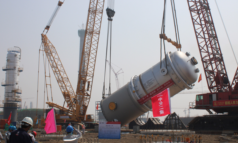 5月15日，中國化學工程二化建承建的連云港石化320萬噸/年輕烴綜合加工利用項目EO/EG裝置EO反應器（位號R-1001A）吊裝完成。EO反應器是連云港石化320萬噸/年輕烴綜合加工利用項目72/91萬噸/年EO/EG裝置中的特大型列管式固定床反應器，是核心設備之一。EO反應器的成功吊裝拉開了項目安裝工程大干序幕，為后期各項工作開展奠定了堅實基礎。