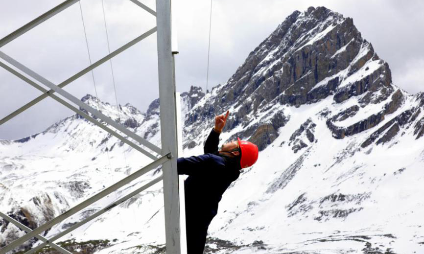 五月的南方，艷陽高照，成都氣溫已升至35攝氏度。千里之外的四川甘孜、阿壩卻大雪紛飛，讓“三區三州”電網建設原本緊張的工期任務更加艱巨。5月13日，翻越海拔5020米的阿壩藏羌自治州小金縣大哇梁子山埡口，國網成都供電公司援建人員對新投運近半年的阿壩35千伏小金窩底輸變電工程進行抽檢復查，確保工程質量達到國家電網施工標準。
