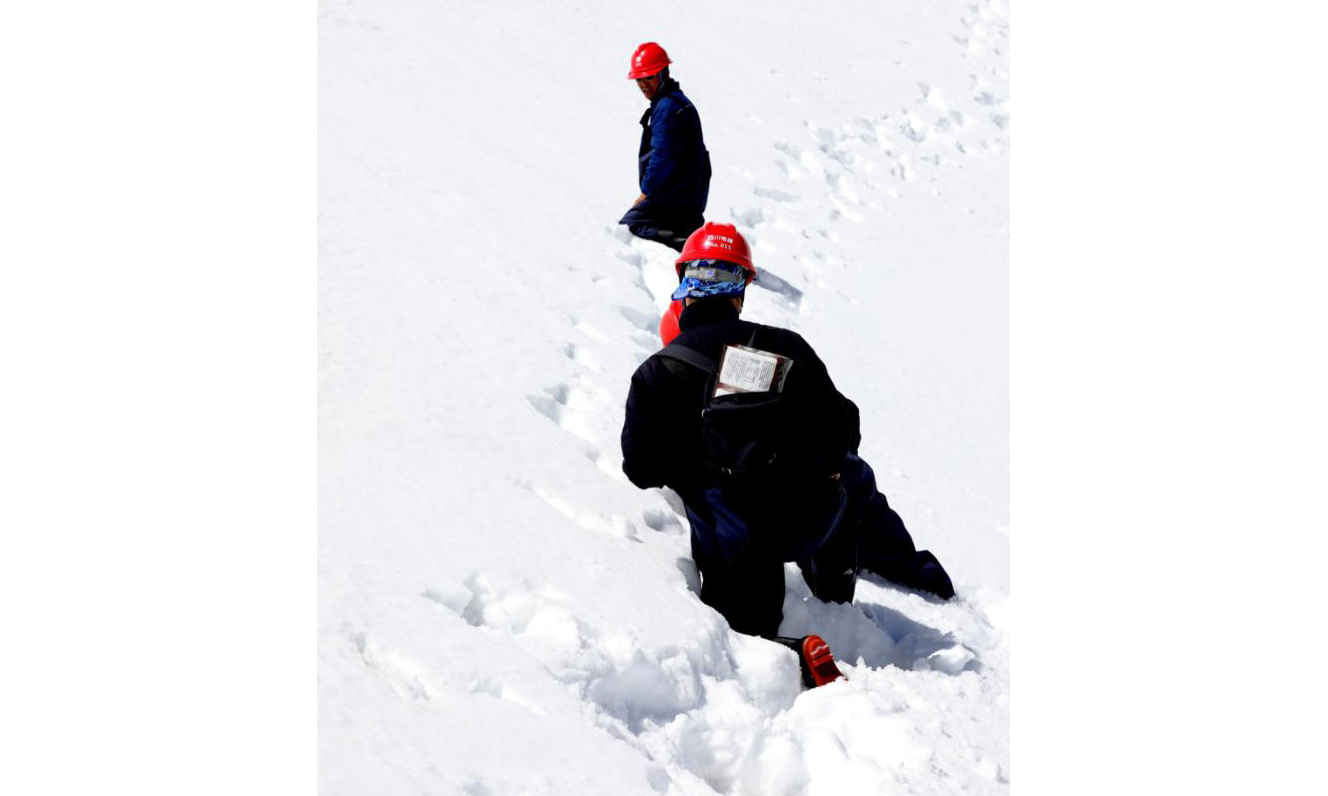 4月18日，為確保阿壩夾壁至馬塘110千伏線路新建工程整體施工進度，國網成都供電公司援建人員劉屹、俞師愚一行8人，身著防水的特制“打漁服”，以“騰、挪、躺、移”等各種姿勢，再次冒著齊腰深的積雪，前往位于無人區、重冰區的N112號、N114號塔位，尋找基坑定位并除雪。