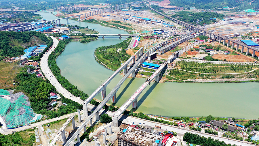 5月17日凌晨，由中國鐵建所屬中鐵二十五局承建的渝懷鐵路增建二線重點控制性工程舞水灣灘特大橋完成合龍。該橋呈“川”字形跨越懷化舞水河，3座跨度168米的懸灌梁在相距不足100米的空中并行施工，實現了渝懷上下行線和改建焦柳線3條鐵路正線互通互聯。圖為舞水灣灘特大橋跨河段全貌。（向雅斯 攝）
