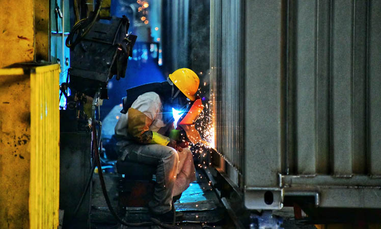 圖為漳州中集集裝箱有限公司工人抓緊時間趕工期。