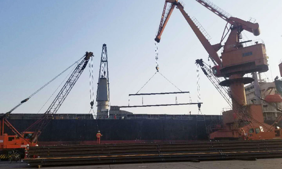 圖為5月4日，中國鐵物軌道集團從天津港發運這批中老鐵路鋼軌。