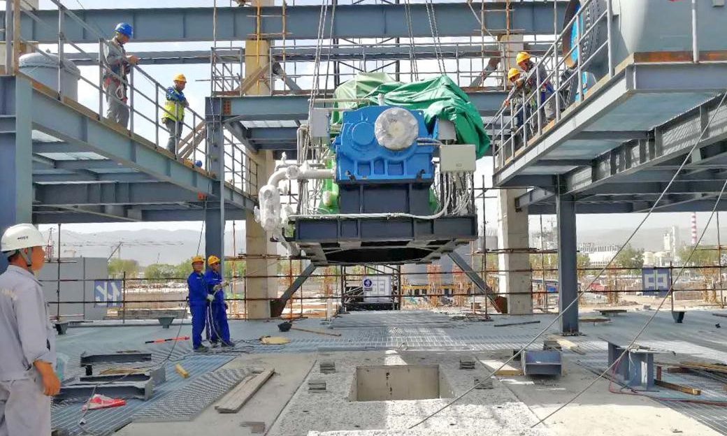 近日，中國化學工程多個項目完成施工節點。圖為6月3日，中國化學工程所屬東華科技山西美錦華盛乙二醇PMC項目焦爐氣凈化裝置兩臺螺桿壓縮機吊裝就位，項目安裝工作正式開始。