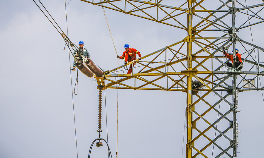 濟萊高鐵是國內首條市內高鐵，全長117.5公里，設計時速350公里，由中鐵十四局電氣化公司承建萊蕪境內110千伏及以上電力線路全部遷改工程。圖為電力遷改中的施工工人。（范成濤 攝）