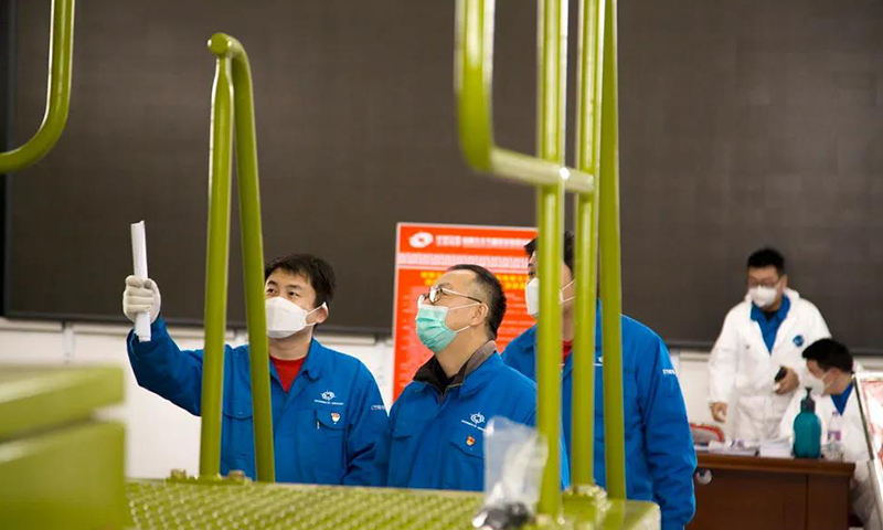 據北方股份產品研究院電液控制研究所設計工程師劉強介紹，北方股份與北京理工大學在智能化信息化系統及其平臺方面進行了深入合作，研制出完全自主知識產權的適合北方股份系列礦車的智能化信息化系統，實現了礦車數字化電氣生態平臺，也讓礦車整體智能化水平又邁進了一步。