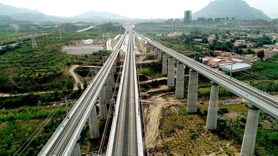 在中鐵二十局建設者的共同努力下，北京2022年冬奧會配套工程——崇禮鐵路二標項目如期完成了綠化工程施工。施工過程中，他們嚴格種植工序，確保了151萬株苗木全部成活。領跑全線的綠化施工任務。圖為完成綠化工程施工的戴家營2號大橋。（曲志忠 攝）