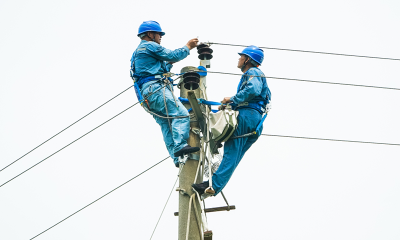 近日，受到極端天氣影響，桂山島10千伏供電設備突發故障，南方電網廣東珠海香洲供電局生產計劃黨支部迅速組織黨員趕往故障現場，制定搶修方案，根據現場情況開展修復工作。待海上風浪減小后，珠海香洲局生產計劃部安排配電運維三班黨員帶頭，在做好安全防護措施后，迅速更換受損設備，順利完成搶修任務，保障了桂山島的供電安全穩定。