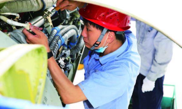 航空工業陜飛掀起了新的科研生產熱潮。6月，陜飛黨委組織黨員攻堅競賽、特設處開展職工技能練兵、技裝公司加強職工技能提升培訓、焊接技能人員進行實操考核等，員工斗志昂揚，全力投入到各自工作崗位。圖為陜飛試飛廠職工調試發動機。