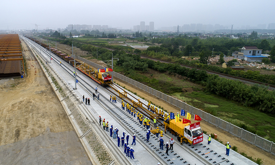 為保證軌道施工質量，建設者在軌道焊接完成后，還要反復對焊頭內部進行超聲波掃描診斷，就像醫生給病人做“B超”，可查看到肉眼看不到的“病害”，及時發現有沒有焊透、傷損、氣泡或夾雜物等質量缺陷。圖為鹽通高鐵全線首鋪現場。（劉連強 攝）