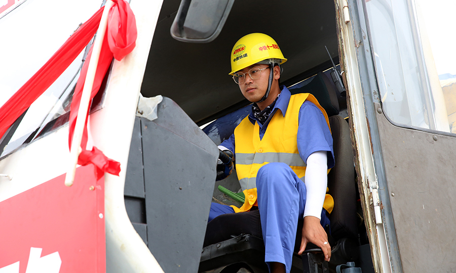 鹽通高鐵是中國“八縱八橫”高鐵網的第一縱沿海通道的重要組成部分，也是串聯“一帶一路”建設和“長江經濟帶”發展兩大國家戰略的重要交通脈絡。加快鹽通高鐵建設，對完善中國沿海鐵路動脈，推動江蘇沿海地區加快融入長三角區域，促進蘇中、蘇北振興和打贏脫貧攻堅戰具有十分重要的意義。圖為作業人員操作鋪軌機進行500米長軌牽引作業。（彭特 攝）