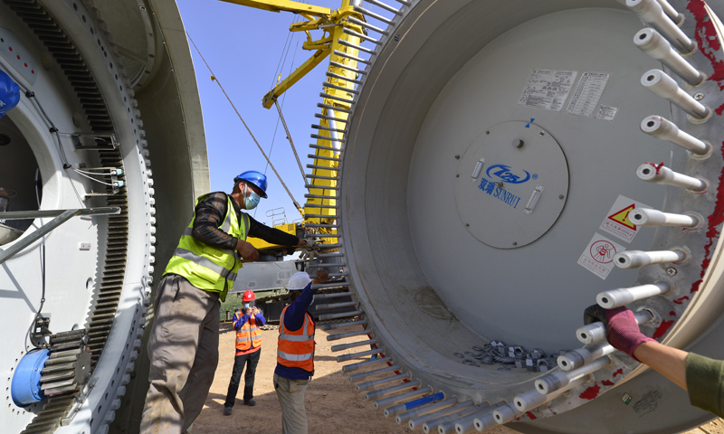 為了和風“捉迷藏”，施工人員穿插作業和應急預案也是充滿了“套路”，對風速每秒超過8米、10米和18米等不同情況明確了不同要求，確保吊裝作業順利進行。