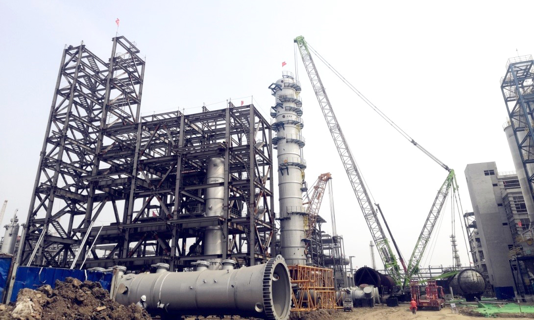 近日，中國化學工程“兩化”搬遷工程PO/SM項目兩臺大型設備吊裝完成。“兩化”搬遷工程位于天津市南港工業區，是天津市重點工程。項目建成后將有利于促進節能減排和環境改善，推動結構調整和轉型升級，優化城市空間和產業布局，將產生良好的經濟和社會效益。中國化學工程十三化建承建的PO/SM項目是“兩化”搬遷的重點項目。