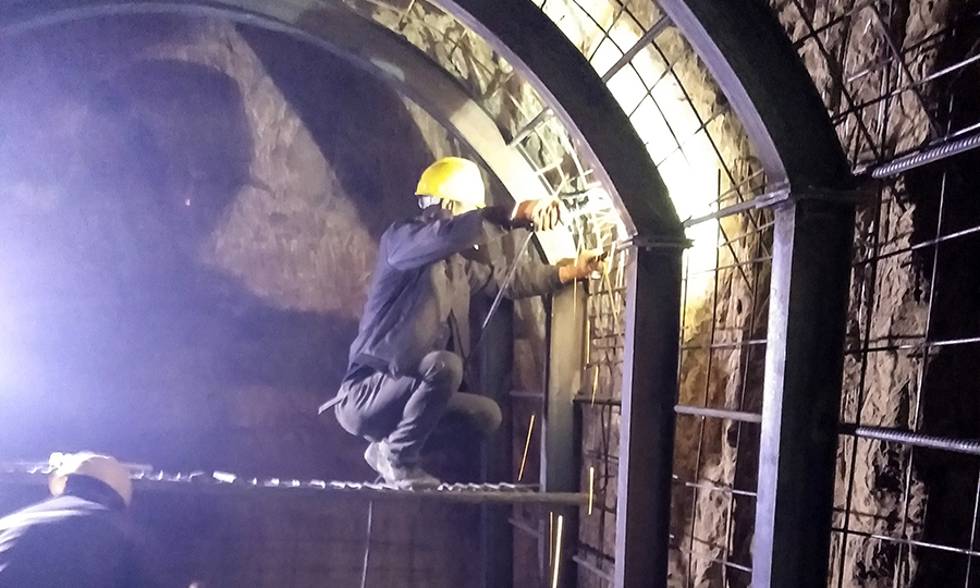 施工過程中，因工程所在位置屬青藏高原祁連山中間隆起帶，施工風險高。為確保施工安全，項目團隊采取短進尺，強支護方案，特別是在明渠、倒虹吸及渡槽施工中，存在邊坡不穩、基坑涌水、黃土狀渠基濕陷問題，技術人員采用“換基”措施，挖除原有濕陷性黃土地基，換填砂礫石或灰土，有效解決了地基滲水和沉陷問題。圖為現場工人正在施工。