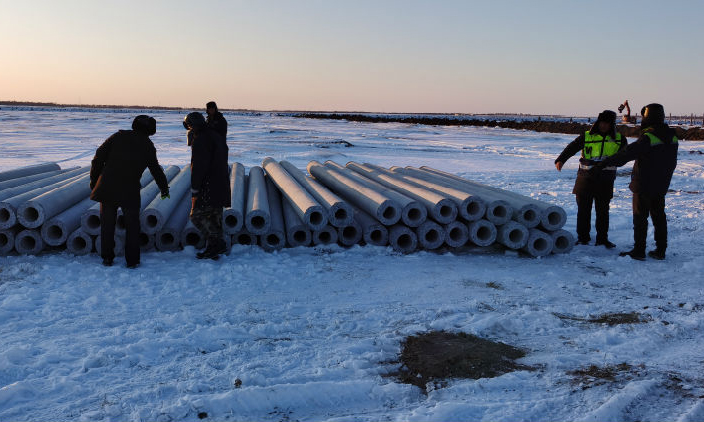 建設初期，面對工期緊張，施工條件艱苦、自然環境惡劣等不利影響，項目部黨員帶頭擼起袖子加油干，于2019年年底前完成了近4萬根樁基礎的施工和全部高壓電纜溝的開挖，為項目并網奠定了前期基礎。