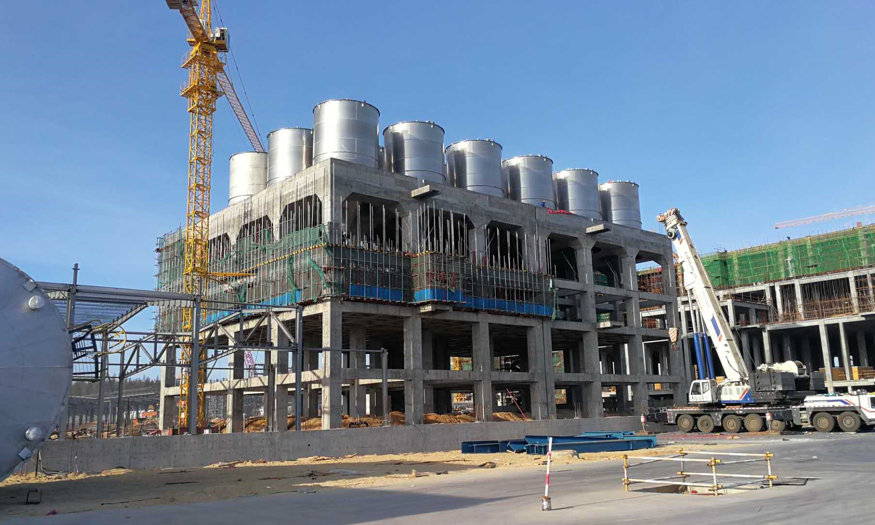 6月28日下午，中國化學工程六公司海南華盛2×26萬噸/年非光氣法聚碳酸酯項目（一期）C框架18臺料倉吊裝成功，拉開項目大型設備吊裝序幕。該項目位于海南省東方市工業園區內，規劃占地面積822畝，既是海南省自由貿易試驗區建設項目(第二批)東方集中開工項目之一，也是省級重點項目之一。項目建成后將實現年產值70億元，對海南省發展現代高新材料產業有著積極意義。