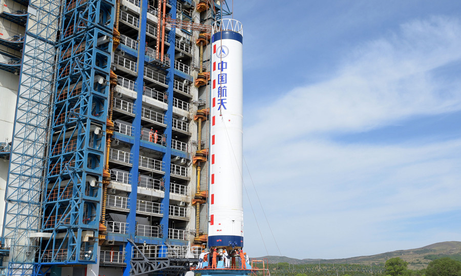 執行本次發射任務的長征四號乙運載火箭是由航天科技集團八院研制的常溫液體三級運載火箭。火箭在此次任務中首次使用了新研的四點式連接解鎖裝置，并采用精準落區控制技術，優化原先二子級的落區位置。圖為火箭吊裝。（鞠明君 攝）