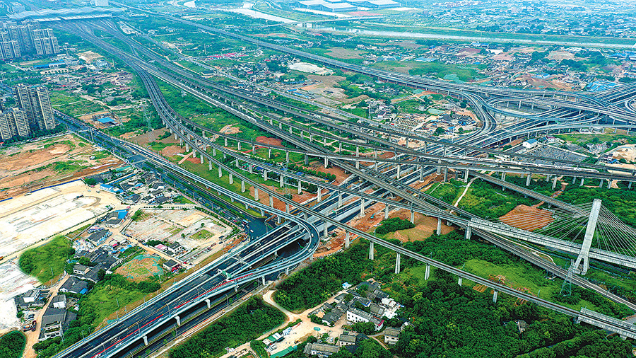 7月1日，由中國鐵建所屬中鐵二十五局三公司參建的長沙湘府快速路主線建成通車。至此，長沙“小三環”交通路網初步形成，市民開車從河西到長沙火車南站將全程無紅綠燈，車程由原來的45分鐘縮短至15分鐘左右，大大縮短出行時間。圖為湘府快速路下穿8條高鐵線的涉鐵段。（向雅斯 攝）