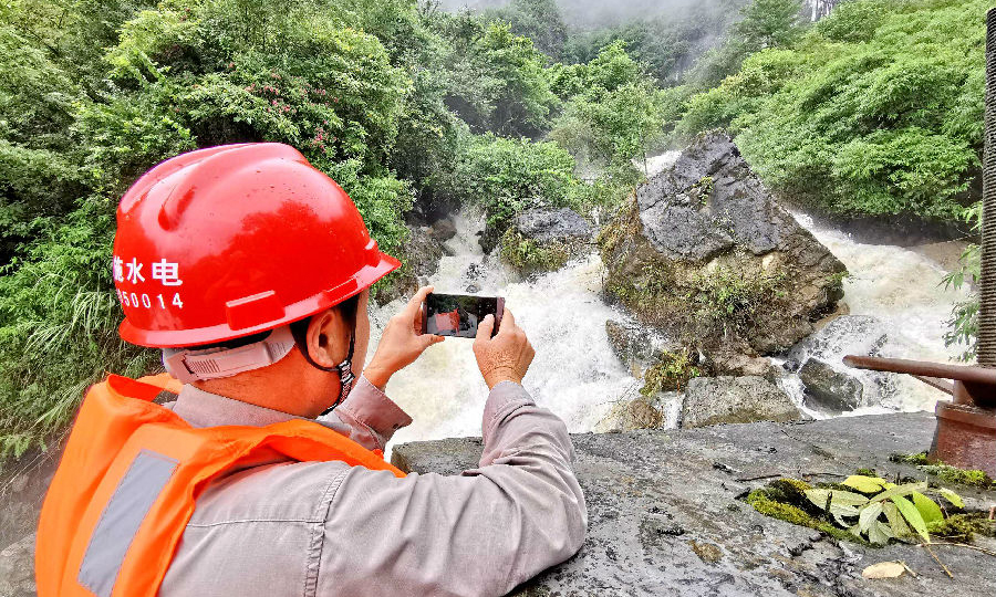 國家能源集團恩施水電公司龍頭溝水電站正在記錄山洪情況。