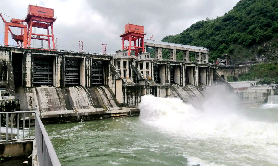自7月5日湖北防汛應急響應級別提升至Ⅲ級以來，國家能源集團湖北公司統籌做好疫情防控和防汛救災，堅持預防預備和應急處置相結合，將汛限水位被動觸發泄洪轉變為根據來水測算結果，提高洪水管理的主動性與預見性，全面進入防大汛、抗大洪、搶大險工作狀態。圖為國家能源集團南河水力發電廠泄洪。