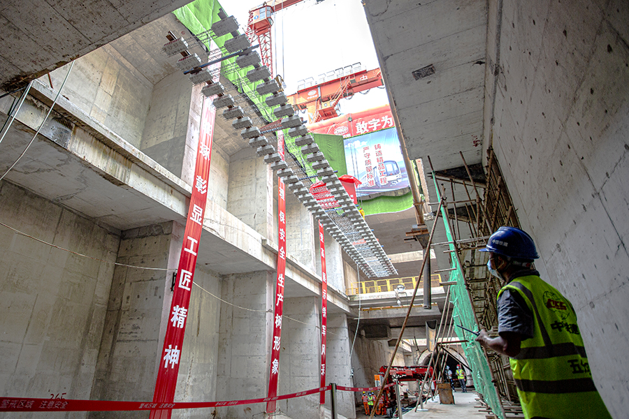 圖為首節軌排緩緩下落。（彭特 攝）