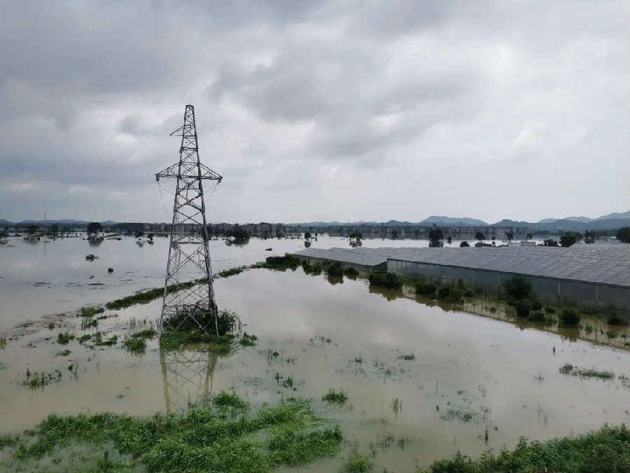 中國節能所屬中節能太陽能股份有限公司的華東區、華中區，在江蘇、浙江、安徽、上海、湖北、江西等長江流域分布著大大小小36座光伏電站。2020年7月22日，長江流域又迎來了新一輪強降雨天氣，防汛仍處于關鍵期。中節能太陽能公司黨委進一步部署華東區、華中區各電站積極開展自救互救工作，積極發揮各級黨組織和全體黨員的帶頭作用，全力以赴做好防汛保電工作，切實為防汛一線筑牢“光明防線”。
