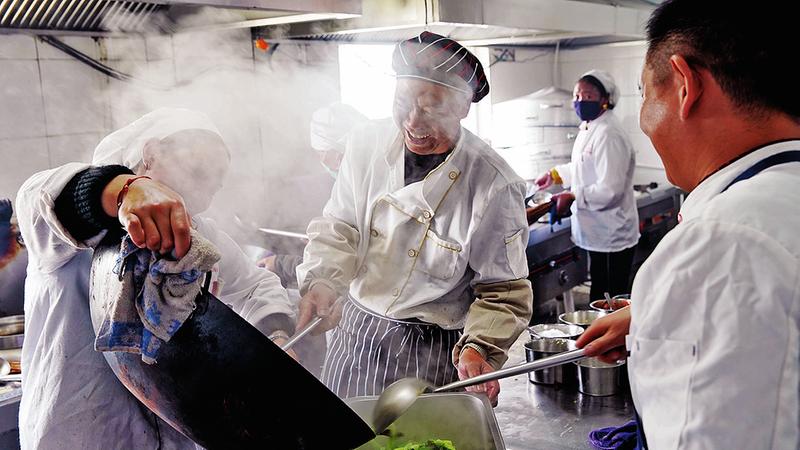 自2010年承擔青海省曲麻萊縣定點扶貧任務以來，國家能源集團因地制宜實施生態扶貧、教育培訓扶貧、電商扶貧、產業扶貧、醫療扶貧、黨建扶貧等一系列精準扶貧舉措，今年4月21日，該縣經專項評估檢查，退出貧困縣（區）之列。近日，在國家能源集團援建的曲麻萊縣職業技術培訓中心，群眾正在學習烹飪技術。