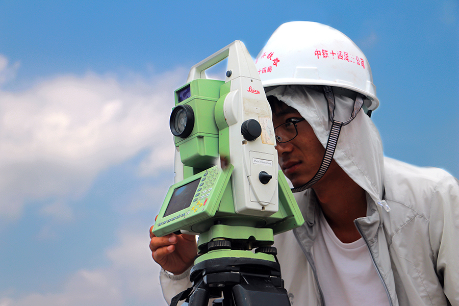 圖為測量人員在校核標高。
