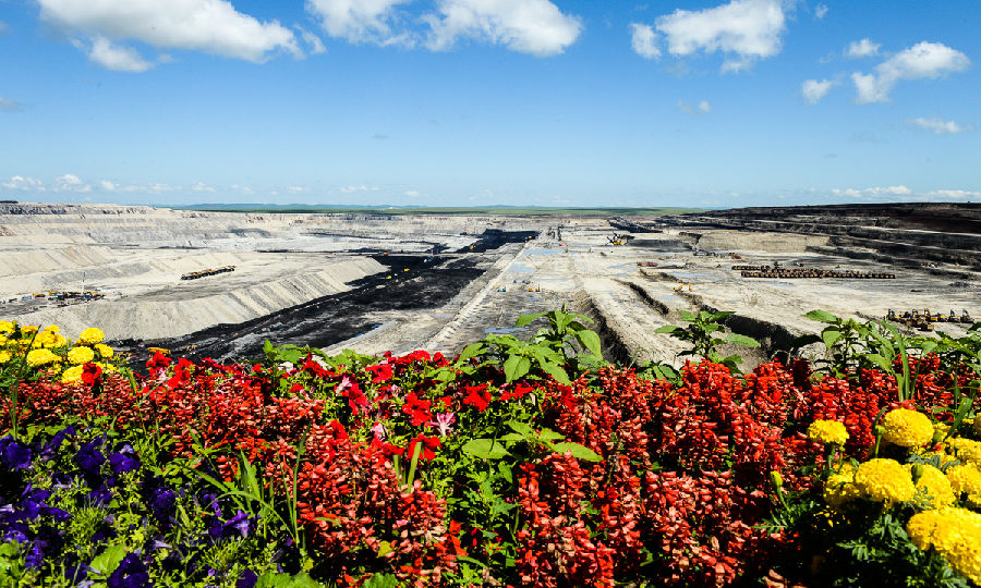 如今的神能源寶收獲滿滿，從質量管理，環境管理，再到職業健康安全管理三體系認證到“全國文明單位”“全國五一勞動獎狀”“全國煤炭工業優秀企業”“第四批國家級綠色礦山試點單位”等多項殊榮。圖為露天礦坑。